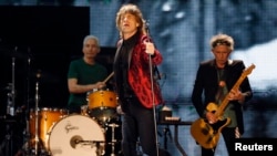 Mick Jagger (tengah), Charlie Watts (kiri) dan Keith Richards dari The Rolling Stones tampil dalam konser di Abu Dhabi, Februari 2014.