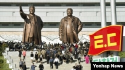 북한 노동당 창건 70주년 기념일을 맞아 9일 북한 주민들이 평양 만수대 언덕의 김일성 주석, 김정일 국방위원장 동상을 찾았다.