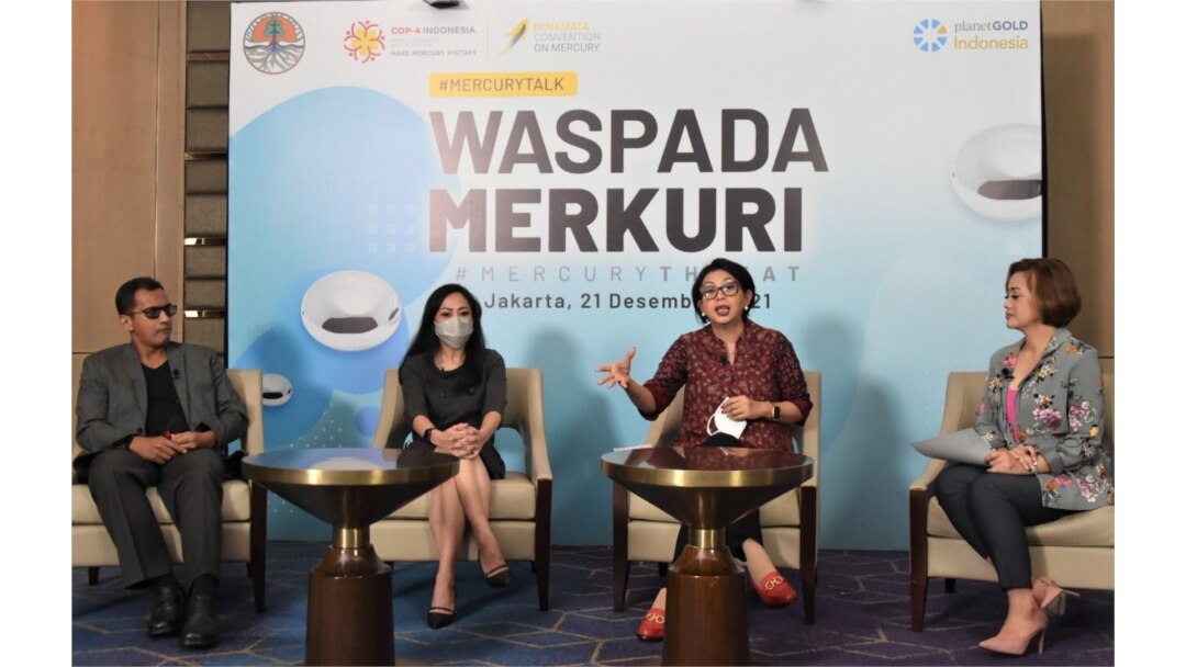 Dirjen Pengelolaan Limbah, Sampah, dan Bahan Beracun Berbahaya KLHK, Rosa Vivien Ratnawati (kedua dari kanan), dan Ratih C Sari (ketiga dari kanan) dalam diskusi bertema Waspada Merkuri, Selasa 21 Desember 2021. (Courtesy: KLHK)