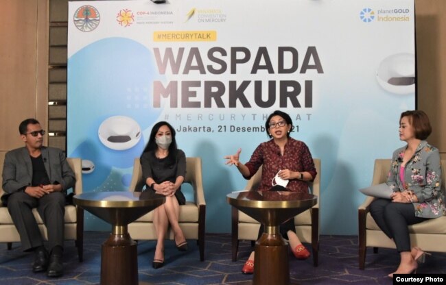Dirjen Pengelolaan Limbah, Sampah, dan Bahan Beracun Berbahaya KLHK, Rosa Vivien Ratnawati (kedua dari kanan), dan Ratih C Sari (ketiga dari kanan) dalam diskusi bertema Waspada Merkuri, Selasa 21 Desember 2021. (Courtesy: KLHK)