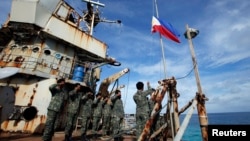 Chiến hạm cũ Sierra Madre được dùng như một tiền đồn của quân đội Philippines từ năm 1999 tại bãi cạn Ayungin.
