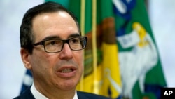 Menteri Keuangan AS Steve Mnuchin berbicara dalam konferesi pers dalam pertemuan musim semi Bank Dunia/Dana Moneter Internasional di Washington, 21 April 2018.