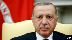 Recep Tayyip Erdogan, en la Oficina Oval de la Casa Blanca, el 13 de noviembre de 2013. Senadores republicanos rechazaron los esfuerzos del presidente turco para presentar a las fuerzas kurdas anti-ISIS como terroristas.