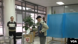 A man casts his ballot at a polling station during the Crimean referendum, in Simferopol, Ukraine, Sunday, March 16, 2014. (VOA/E. Arrott).