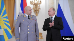 En la imagen, el presidente ruso, Vladimir Putin y el General Sergei Surovikin, comandante de las fuerzas rusas en Siria, en una ceremonia con personal militar destinado en Siria en el Kremlin el 28 de diciembre. Sputnik/Alexei Druzhinin/Kremlin via R