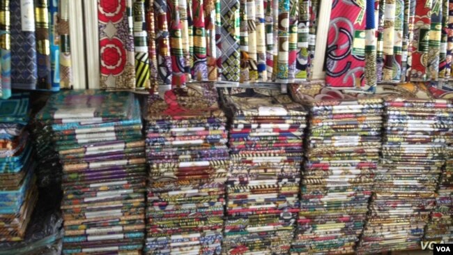 2012年12月5日在尼日利亚一家商店中看到的外国纺织面料和材料。