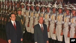 Tổng Bí Thư Việt Nam Đỗ Mười và Chủ tịch Trung Quốc Giang Trạch Dân, Bắc Kinh, tháng 7/1997.