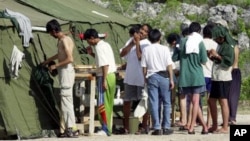 Para pendatang gelap yang berupaya masuk ke Australia ini berada di Pulau Nauru, salah satu kamp pemrosesan bagi pencari suaka politik di luar Australia (foto: Dok). 