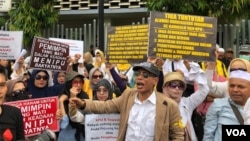 Sejumlah massa berorasi di depan kantor Bawaslu RI di Jakarta, Kamis (9/5), menuntut Bawaslu untuk mendiskualifikasi Jokowi-Maruf. (Foto: VOA/Ghita)