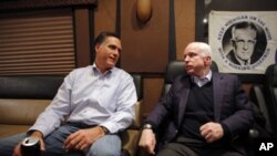 ທ່ານ Mitt Romney ແລະທ່ານ John McCain ສະມາຊິກສະພາສູງສະຫະລັດ ເດີນທາງໂຄສະນາຫາສຽງຮ່ວມກັນໃນລັດ New Hampshire.
ວັນທີ 5 ມັງກອນ 2012.