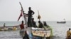 Des pêcheurs débarquent leur bateau sur la plage près de la ville côtière de Joal-Fadiouth, au Sénégal, le 10 avril 2018.