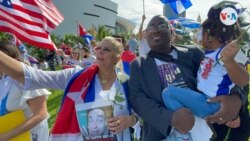La activista Kirenia Suárez y el exprisionero político Jorge Luis García Peréz, Antúnez, durante la marcha que se celebró el domingo 14 de noviembre en Miami, Florida.