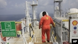 Seorang pekerja Royal Dutch Shell di Nigeria (foto: dok). Shell mengancam akan menutup pipa minyak di Nigeria karena pencurian besar-besaran.