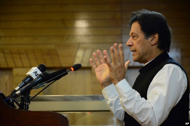 Perdana Menteri Pakistan Imran Khan berpidato di hadapan Majelis Legislatif Kashmir pada kesempatan Hari Kemerdekaan Pakistan, di Muzaffarabad, ibukota Kashmir Pakistan, 14 Agustus 2019. (Foto: AP)