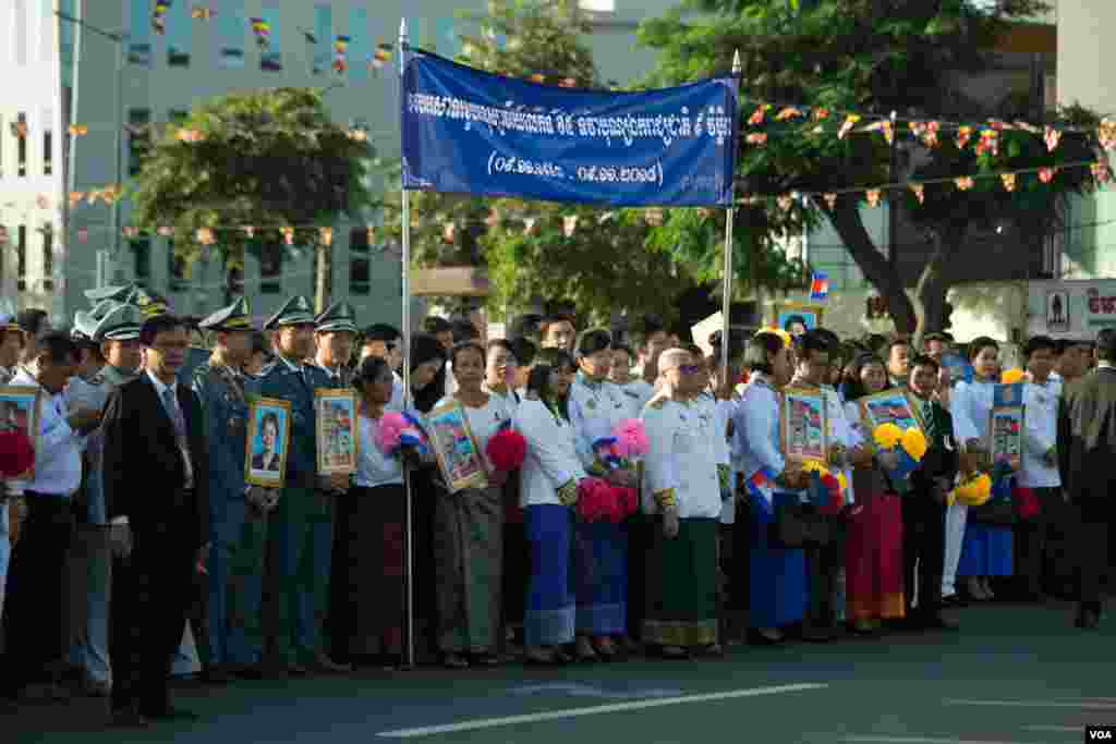 មន្រ្តីរាជការឈរនៅខាងមុខវិមានឯករាជដើម្បីអបអរពិធីបុណ្យឯករាជ្យជាតិលើកទី៦៥ កាលពីព្រឹកថ្ងៃទី០៩ វិច្ឆិកា២០១៨។(ទុំ ម្លិះ/VOA)