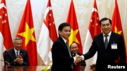 Chủ tịch Đà Nẵng Huỳnh Đức Thơ (ngoài cùng bên phải) hôm 28/12 "kiến nghị thủ tướng, Bộ Công an, thanh tra chính phủ tăng cường chỉ đạo khẩn trương việc truy nã" ông Vũ.