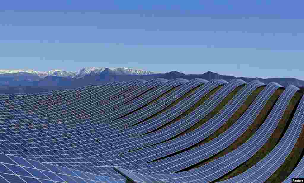 Sebuah pemandangan yang menunjukkan panel surya untuk menghasilkan energi terbarukan di taman photovoltaic atau taman surya di Les Mees, Alpes-de-Haute-Provence, Perancis selatan. Ladang surya Colle des Mees, terbesar di Perancis, terdiri dari 112.780 modul solar yang menutupi 200 hektar lahan dan menghasilkan tenaga sebesar 100 MW.