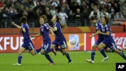 Các nữ tuyển thủ Nhật Bản mừng chiến thắng World Cup Bóng đá Nữ 2011.