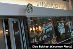 FILE - Customers buy coffee at a Starbucks store in Washington, DC, April 19, 2018. (Photo: Diaa Bekheet)