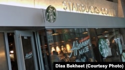 Customers buy coffee at a Starbucks store in Washington, DC, April 19, 2018. (Photo: Diaa Bekheet)