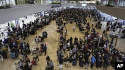 Suasana di ruang tunggu keberangkatan penumpang di Bandara Internasional Manila, Filipina, Selasa 17 Maret 2020. (MIAA Media Affairs via AP) 