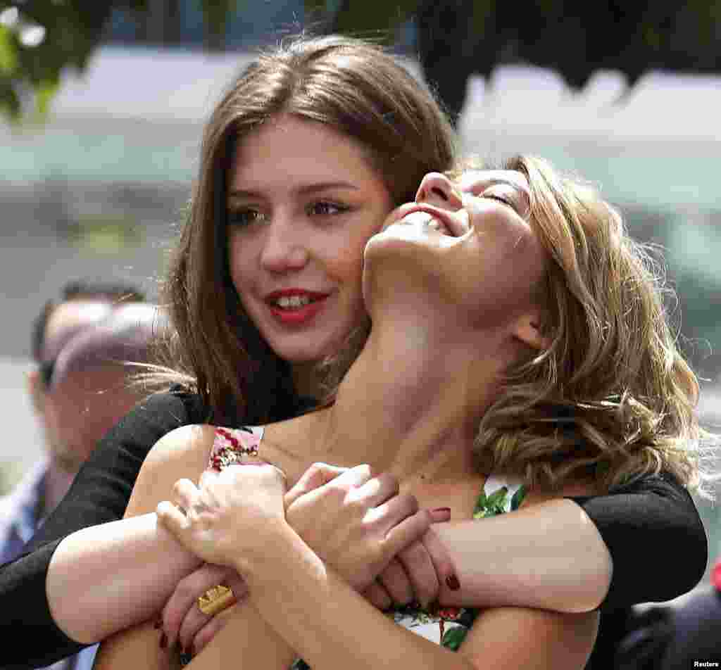 Cast members Lea Seydoux (R) and Adele Exarchopoulos attend a photocall for the film &quot;La Vie D&#39;Adele&quot; during the 66th Cannes Film Festival in Cannes, France. 