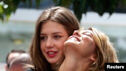Cast members Lea Seydoux (R) and Adele Exarchopoulos attend a photocall for the film "La Vie D'Adele" during the 66th Cannes Film Festival in Cannes, France, May 23, 2013. 