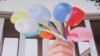 جف کونز، هنرمند آمریکایی مجسمه «دسته گل لاله» را به مردم فرانسه تقدیم می کند