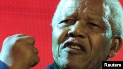 Ông Nelson Mandela đã thọ án tù 27 năm vì những hoạt động chống lại chế độ phân chia chủng tộc của Nam Phi và được đắc cử để trở thành vị Tổng Thống da đen đầu tiên của Nam Phi.
