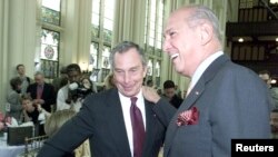 Michael Bloomberg à gauche en 2001 à New York. (RTRJ7FC)