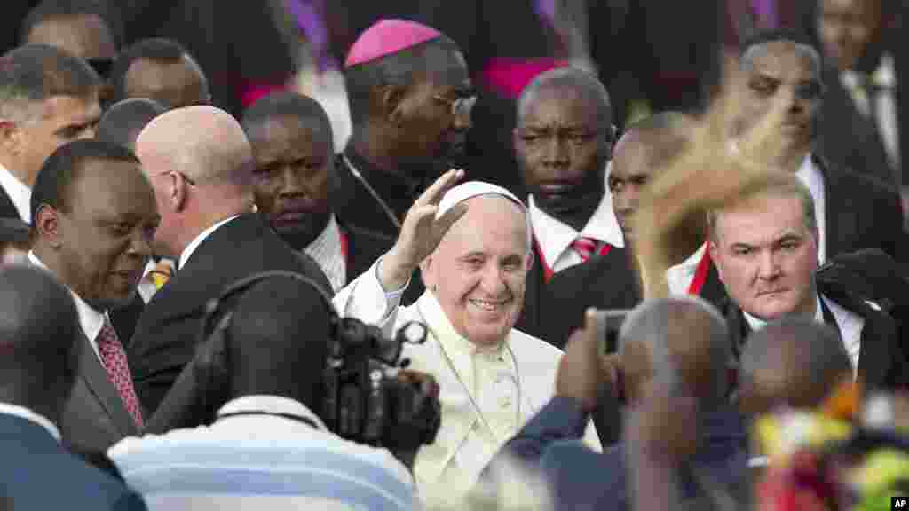Paparoma Francis a tsakiya yana dagawa masu rawar gargajiya hannu tare da shugaban kasar Uganda &nbsp;