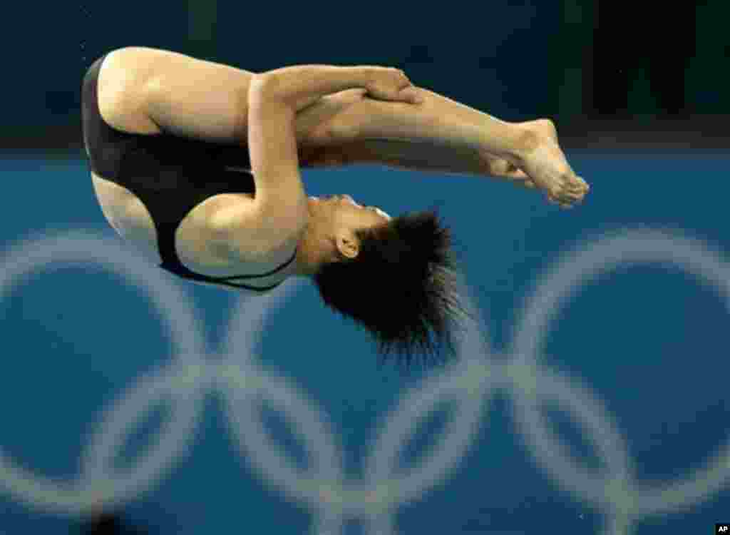 North Korea's Kim Un Hyang competes in the women's 10-meter platform diving preliminaries at the Aquatics Centre in Olympic Park during the 2012 Summer Olympics Wednesday, Aug. 8, 2012, in London. (AP Photo/Charlie Riedel)