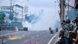 Para wartawan di Thailand meliput aksi protes anti pemerintah dari pinggir jalanan Kota Bangkok, Thailand, pada 7 Agustus 2021. (Foto: VOA/Tommy Walker)