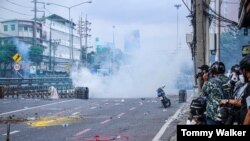 Thailand's reporters are often told to stand to the side while police attempt to disperse protesters during street demonstrations. This photo was taken in Bangkok, Thailand, Aug. 7, 2021. (Tommy Walker/VOA)