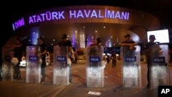 Polisi Turki memblokir jalan masuk ke bandar udara Ataturk, Istanbul (29/6). (AP/Emrah Gurel)