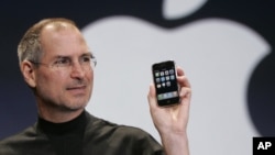 ပထမဆုံး iPhone ကို Apple CEO Steve Jobs က ၂၀၀၇ ဇန်နဝါရီလ ၉ ရက်နေ့က MacWorld ညီလာခံမှာမိတ်ဆက်စဉ်