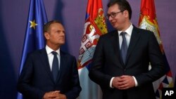 Predsednik Srbije Aleksandar Vučić (desno) sa predsednikom Evropskog saveta Donaldom Tuskom, tokom konferencije za novinare u Beogradu, 25. aprila 2018.
