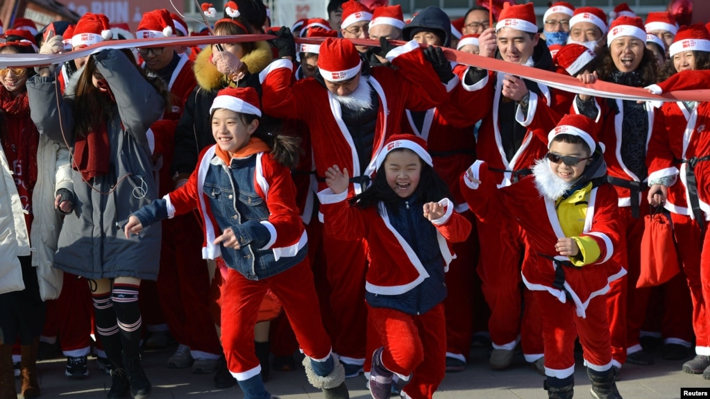 12月17日在中国沈阳街头举行的“圣诞跑”活动