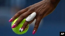 Venus Williams se prepara para ejecutar un saque en el juego que ganó a la belga Kirsten Flipkens, en el Abierto de Estados Unidos.