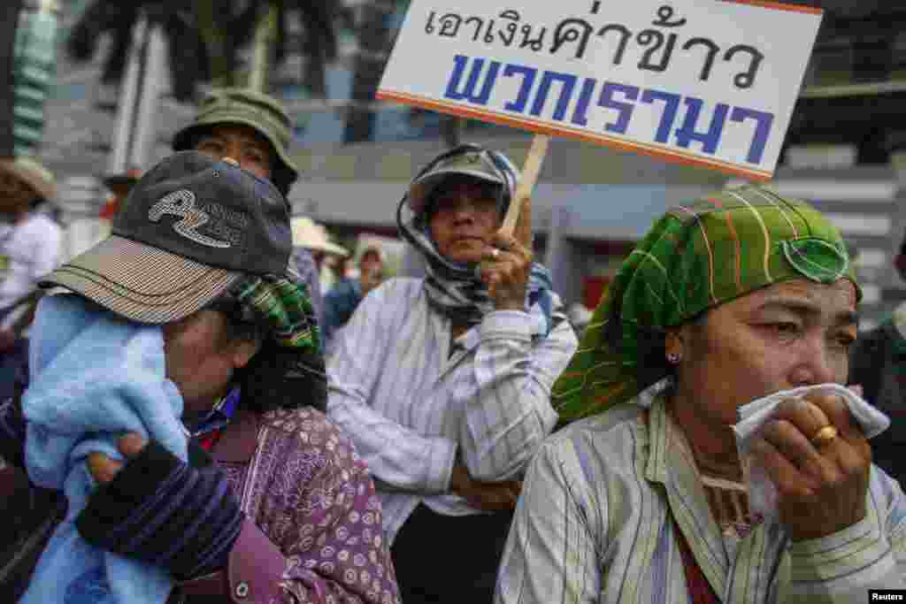 Para petani menangis ketika melakukan protes menuntut pemerintahan Yingluck menyelesaikan pembayaran subsidi beras di Bangkok, 10 Februari 2014. 