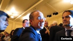 Felipe Calderon a su salida de la Biblioteca del Congreso en Washington, DC (fotografía cortesía: Karla Tenorio)
