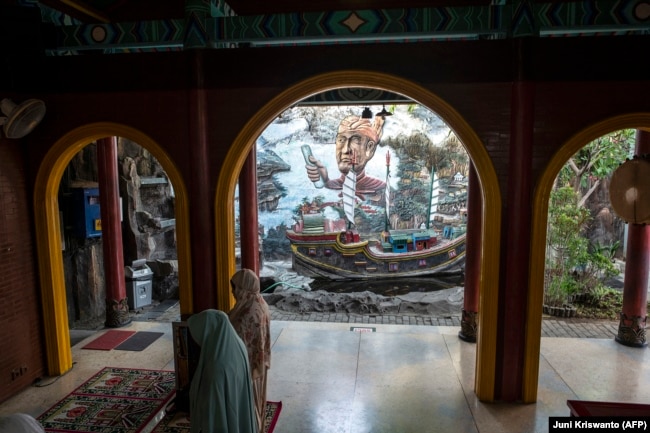 Lukisan dinding bergambar Muhammad Cheng Ho di Masjid Muhammad Cheng Ho Surabaya, 7 Desember 2019. (Foto: AFP/Juni Kriswanto)
