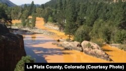 Aguas tóxicas cambian el color del río Ánimas en el Condado La Plata, estado de Colorado.