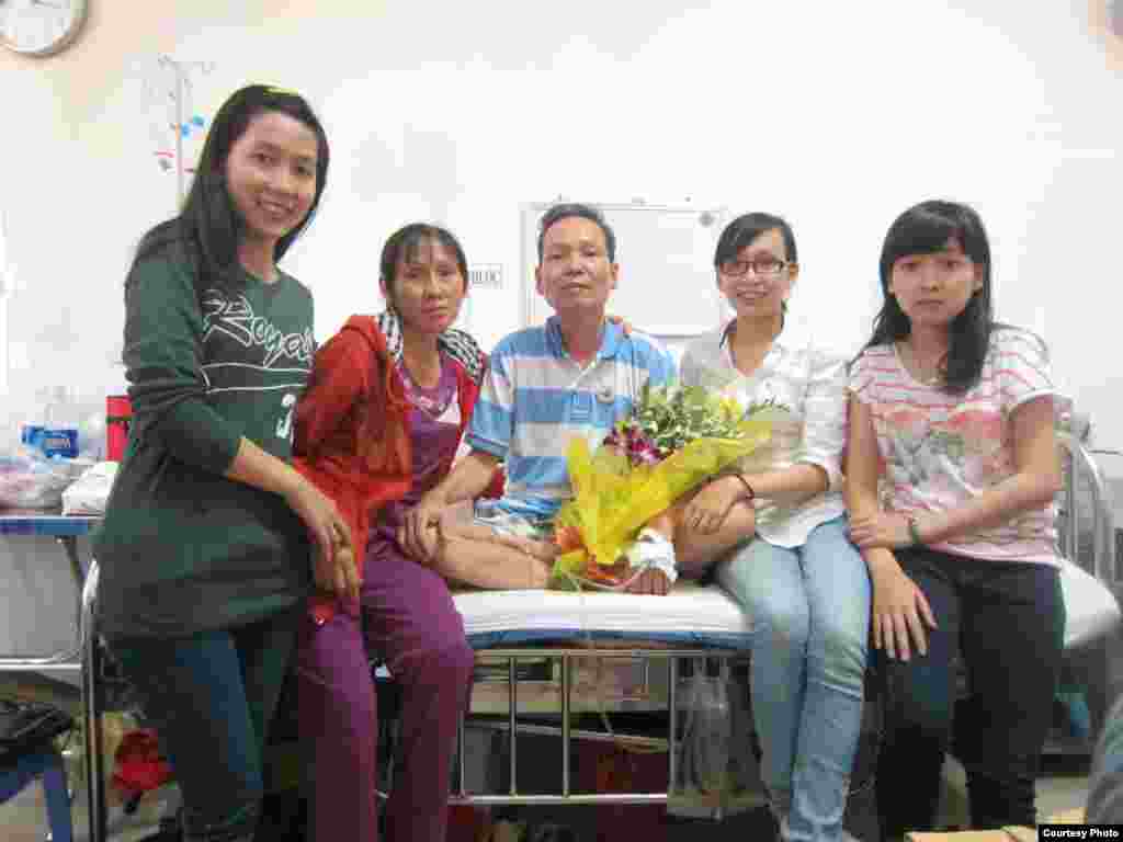 Nhà giáo bất đồng chính kiến Đinh Đăng Định và gia đình, hình chụp ngày 16/2/2014.