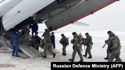 俄罗斯国防部发布的照片显示俄空降兵在莫斯科郊外机场乘军机前往哈萨克斯坦。（2022年1月6日）
