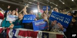 ຜູ້ສະໜັບສະໜູນສະມາຊິກສະພາສູງລັດ Vermont ທ່ານ Bernie Sanders ທີ່ການໂຄສະນາຫາສຽງຂອງທ່ານໃນເມືອງ Madison, ລັດ Wisconsin. 26 ມີນາ 2016.