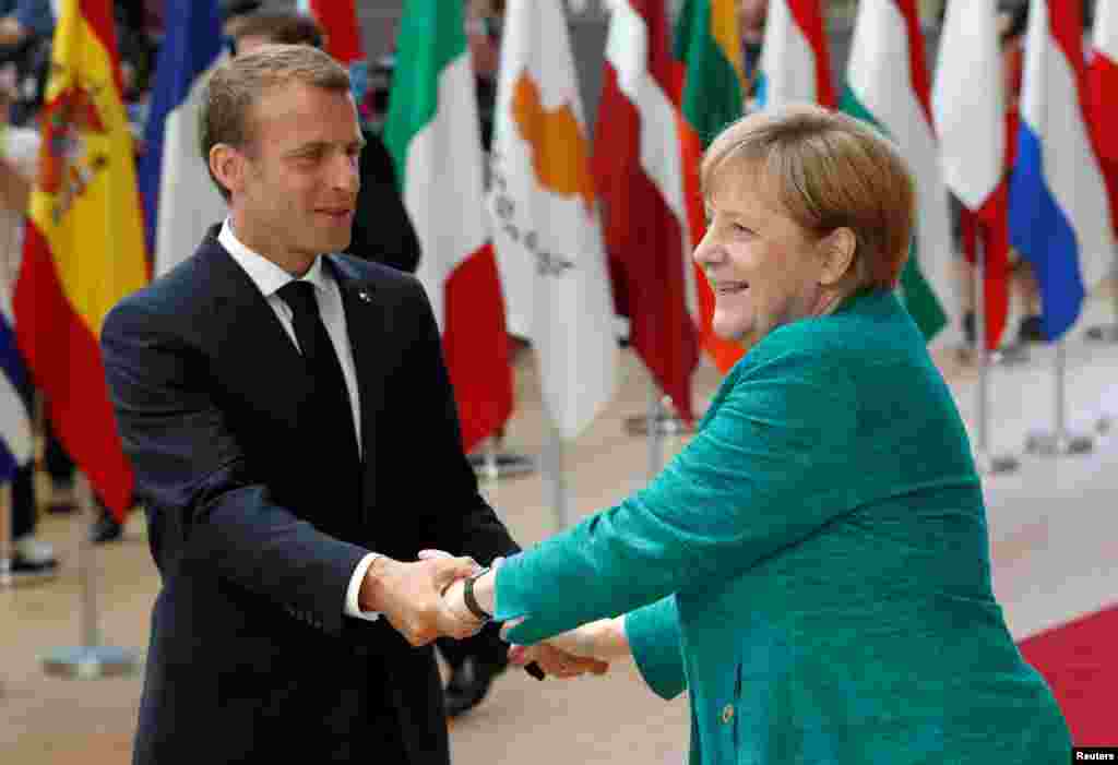 خوش و بش آنگلا مرکل صدراعظم آلمان با ماکرون رئیس جمهوری فرانسه در بروکسل. رهبران اتحادیه اروپا به دنبال راه حلی برای معضل مهاجران هستند.