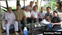 Nhà tranh đấu dân chủ Nguyễn Bắc Truyển (thứ hai từ bên phải), từng lãnh án 3 năm rưỡi tù giam hồi năm 2007 về tội danh 'tuyên truyền chống Nhà nước', chụp hình chung với các cựu tù nhân chính trị khác tại Việt Nam.