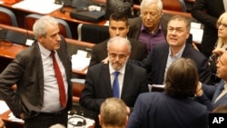 Talat Xhaferi (tengah) berdiri setelah terpilih sebagai ketua baru di Gedung Parlemen, Skopje, Makedonia, April 27, 2017.