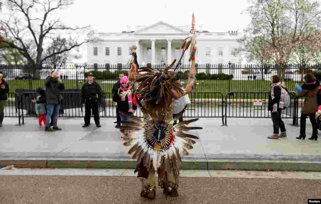 Seorang aktivis suku Indian dari suku Lakota melakukan tarian tradisional di depan Gedung Putih di Washington DC, untuk memrotes pembangunan pipa minyak Dakota Access dan Keystone XL di negara bagian North Dakota dan South Dakota.